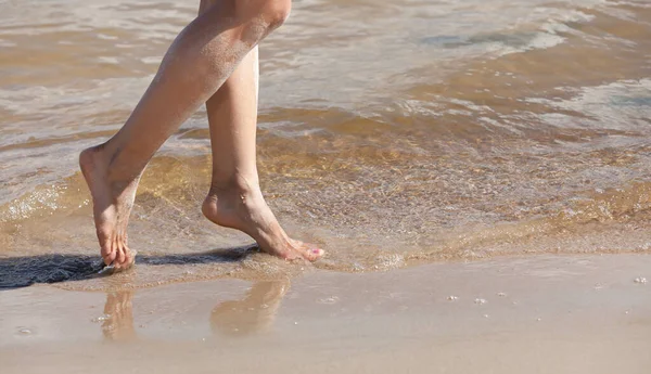 Giovane Donna Che Cammina Lungo Spiaggia Sabbia Gambe Femminili Nella — Foto Stock