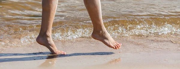 Giovane Donna Che Cammina Lungo Spiaggia Sabbia Gambe Femminili Nella — Foto Stock