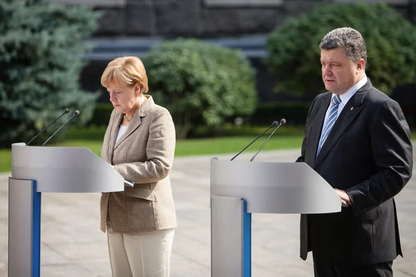 President of Ukraine Petro Poroshenko and Federal Chancellor of — Stock Photo, Image