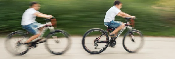 Två tonåringar cyklister — Stockfoto