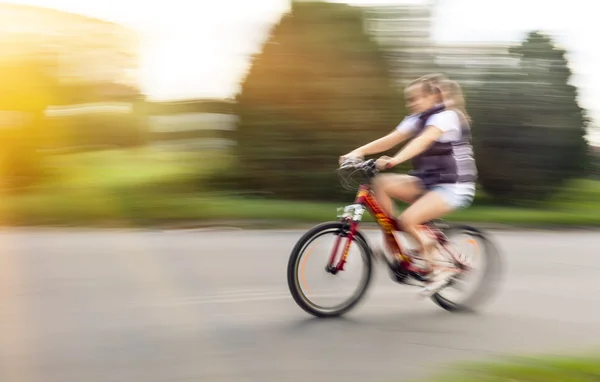 Meisje fietser in verkeer op de rijbaan stad — Stockfoto