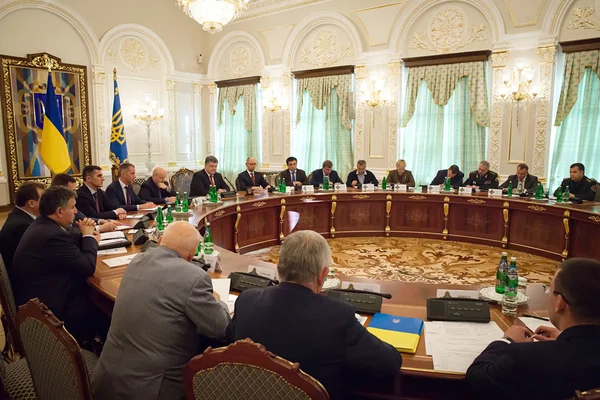 Πρόεδρος της Ουκρανίας ΠΕΤΡΟ poroshenko κατά τη διάρκεια της συνεδρίασης του nsdc — Φωτογραφία Αρχείου