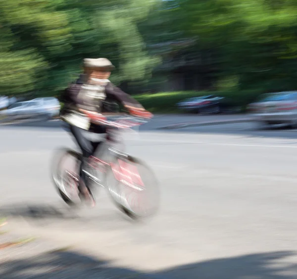 在对城市道路交通的男孩骑自行车的人 — 图库照片