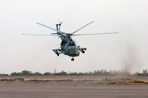 Летный украинский военный вертолет — стоковое фото