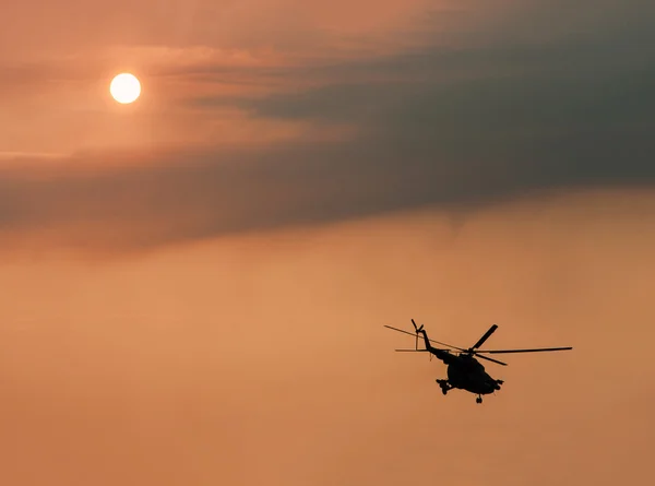 Helicóptero militar ucraniano em voo — Fotografia de Stock