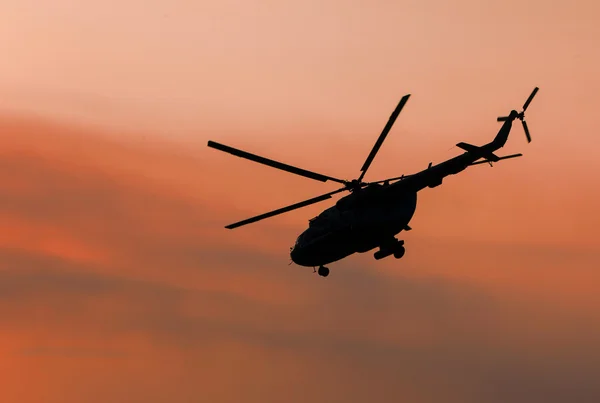 Oekraïense militaire helikopter tijdens de vlucht — Stockfoto