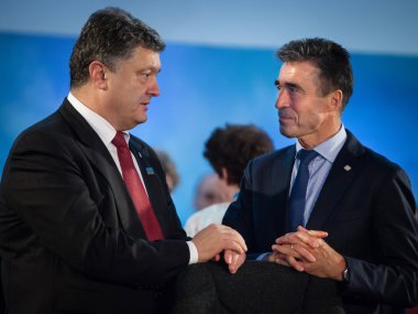 Petro poroshenko ve anders fogh rasmussen t bir toplantı sırasında