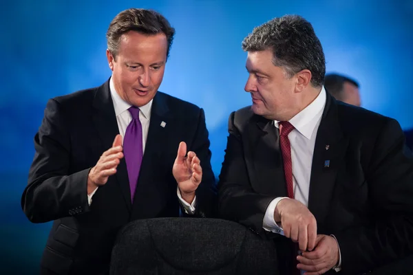 Петр Порошенко и Дэвид Кэмерон во время встречи в НАТО — стоковое фото