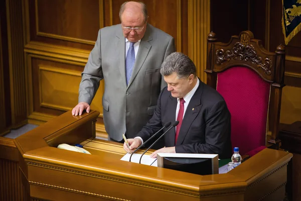 Президент України Петро Порошенко підписав закон про ратифікацію — стокове фото