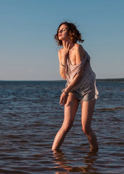 Seminude mujer contra el fondo del mar — Foto de Stock