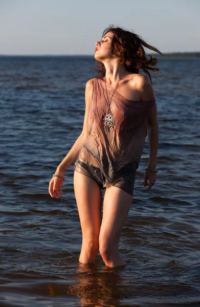 Seminude kobieta na tle morza — Zdjęcie stockowe