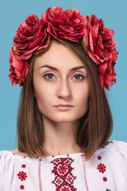 Ukrayna Milli takım elbiseli genç kız