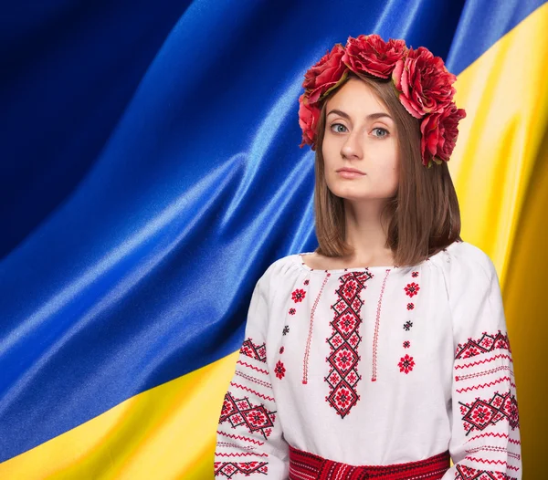 Flicka i ukrainska nationella dräkten — Stockfoto