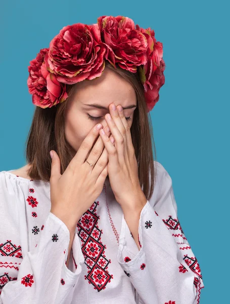 Chica joven en el traje nacional ucraniano — Foto de Stock