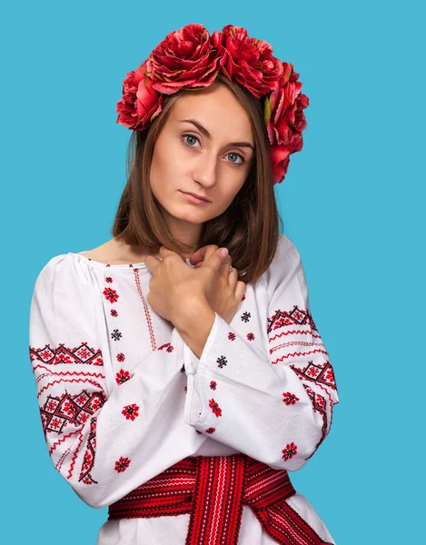 Ung flicka i ukrainska nationella dräkten — Stockfoto