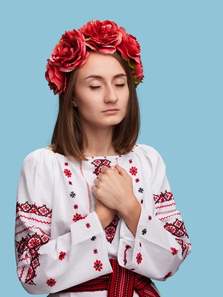 Jong meisje in de Oekraïense nationale pak — Stockfoto