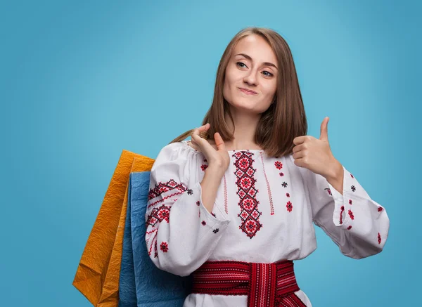 Mädchen in der ukrainischen Nationalkleidung und Einkaufstüten — Stockfoto