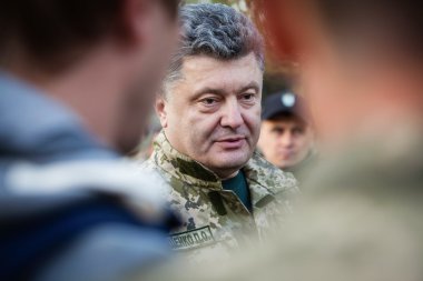 Ukrayna Petro Poroshenko başkanı askerleri ile iletişim kurar.