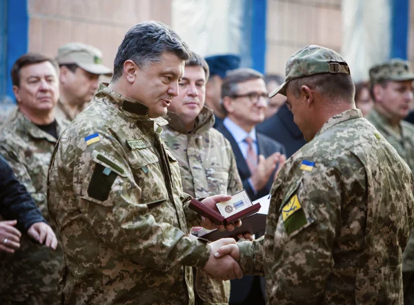 Petro Poroszenko przedstawia nagrody dla żołnierzy w Doniecku ponownie — Zdjęcie stockowe