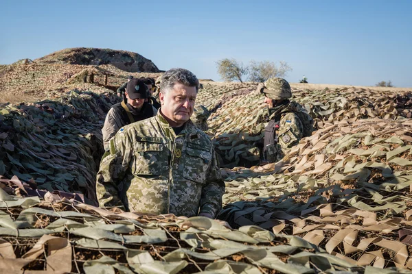 Prezydenci Ukrainy Petro Poroszenko inspekcji fortificatio — Zdjęcie stockowe