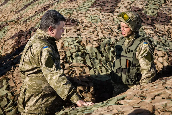 Presidente da Ucrânia Petro Poroshenko inspecionou a fortificatio — Fotografia de Stock