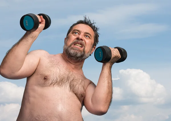 Hombre haciendo ejercicio con pesas — Foto de Stock