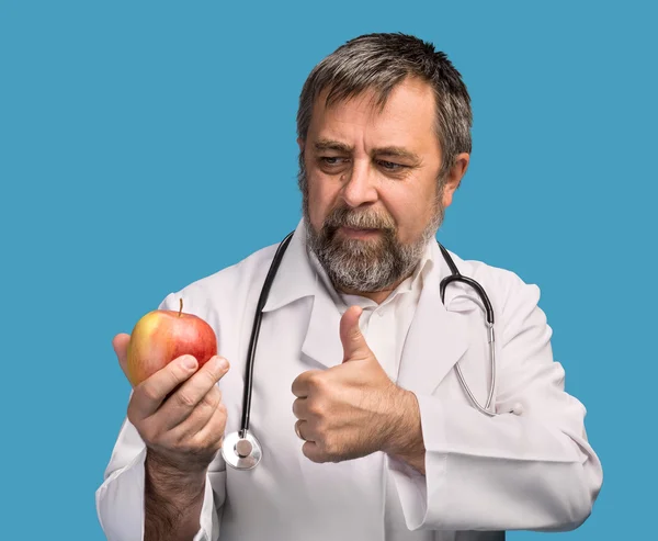 Médico dando manzana para una alimentación saludable — Foto de Stock