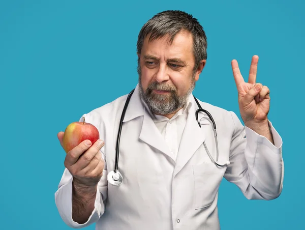 Doctor giving apple for healthy eating — Stock Photo, Image