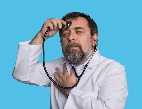 Docteur fou avec un stéthoscope — Photo