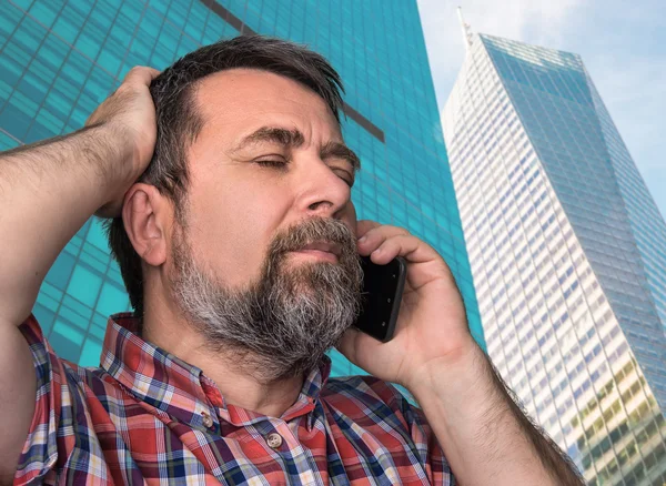 Mężczyzna w średnim wieku mówi na telefon komórkowy — Zdjęcie stockowe