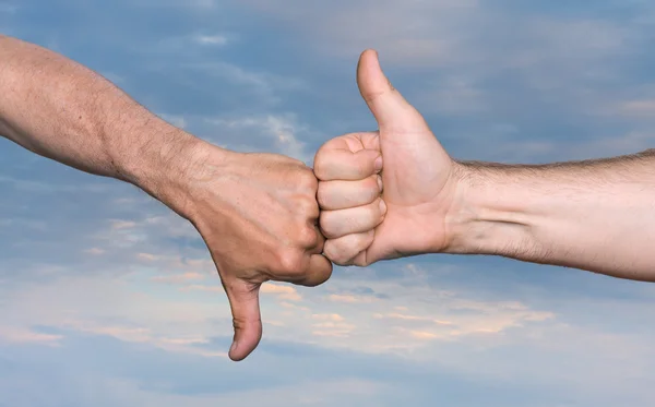 Daumen hoch und Daumen runter Handzeichen — Stockfoto