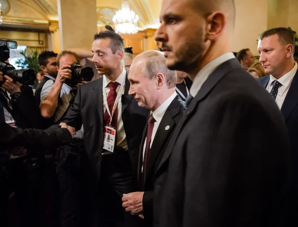 Vladimir Putin tijdens een vergadering op de Asem-top — Stockfoto