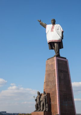  Lenin Ukrayna Ulusal Kostüm giymiş