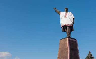  Lenin Ukrayna Ulusal Kostüm giymiş