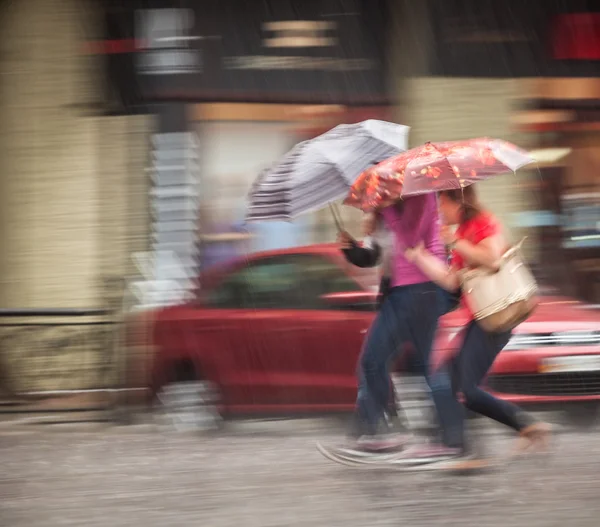 Les gens marchent dans la rue par temps de pluie — Photo