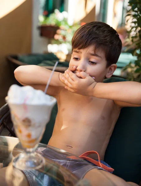 Menino não quer comer sorvete — Fotografia de Stock