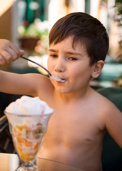 Маленький хлопчик їсть морозиво — стокове фото