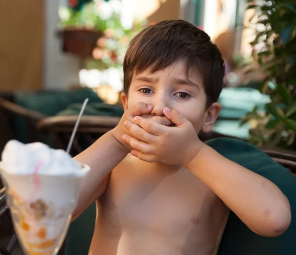 Menino não quer comer sorvete — Fotografia de Stock