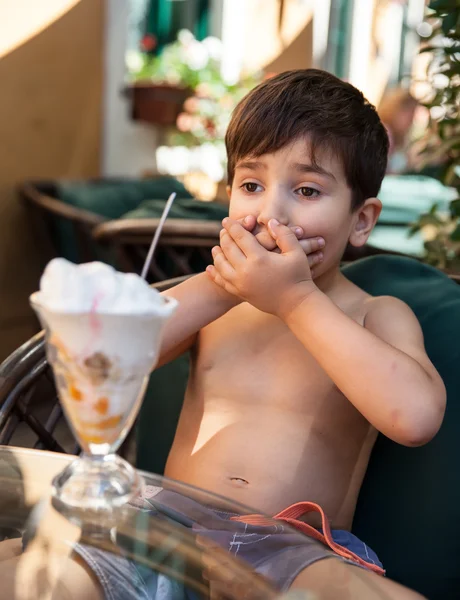 Menino não quer comer sorvete — Fotografia de Stock