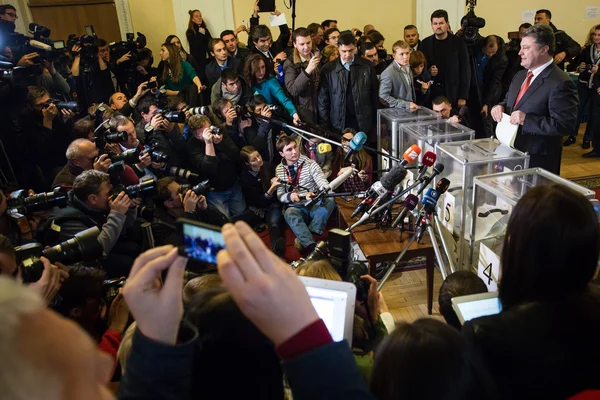 Presidente da Ucrânia Petro Poroshenko votou em eleições antecipadas t — Fotografia de Stock