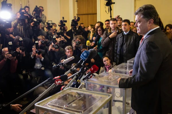 President of Ukraine Petro Poroshenko voted on early elections t — Stock Photo, Image