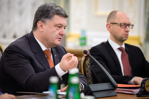Prezident Ukrajiny Petro Poroshenko a premiér Arseniy — Stock fotografie