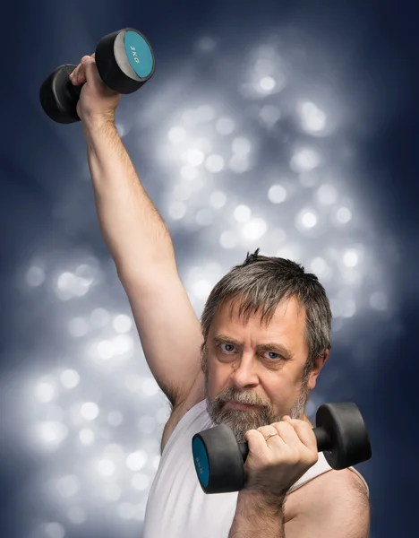 Hombre haciendo ejercicio con pesas — Foto de Stock
