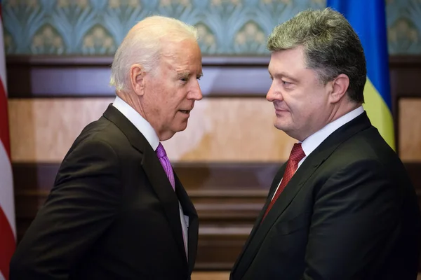 Petro Poroshenko en Joe Biden tijdens hun bijeenkomst in Kiev — Stockfoto