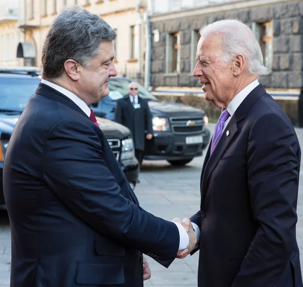 Petro Poroszenko i Joe Biden podczas ich spotkania w Kijowie — Zdjęcie stockowe