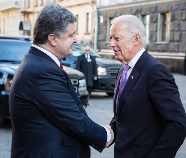 Petro Poroshenko a Joe Biden během jejich setkání v Kyjevě — Stock fotografie