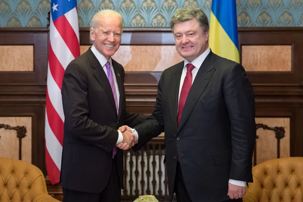 Petro Poroshenko ve Joe Biden Kiev da görüşme sırasında — Stok fotoğraf