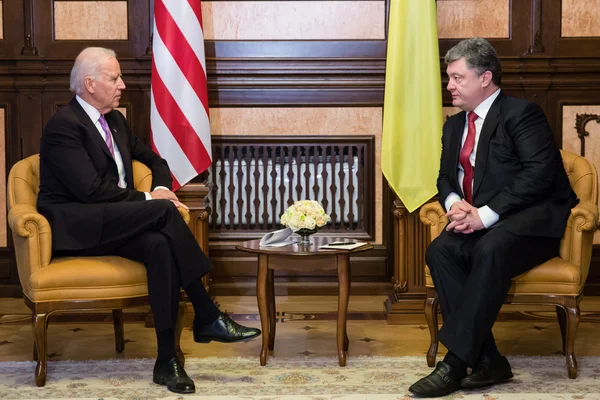 Петро Порошенко і Джо Байдена під час зустрічі в Києві — стокове фото