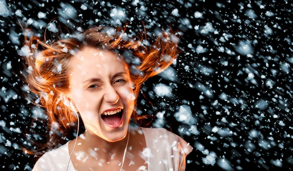 Musik hören bei Schneefall — Stockfoto