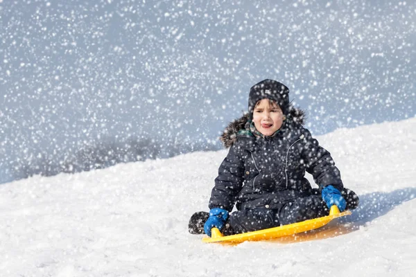 Rodelen op de wintertijd — Stockfoto